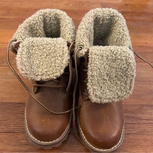Kids Timberland Sherpa fold over boots. never worn. Boy or girl!